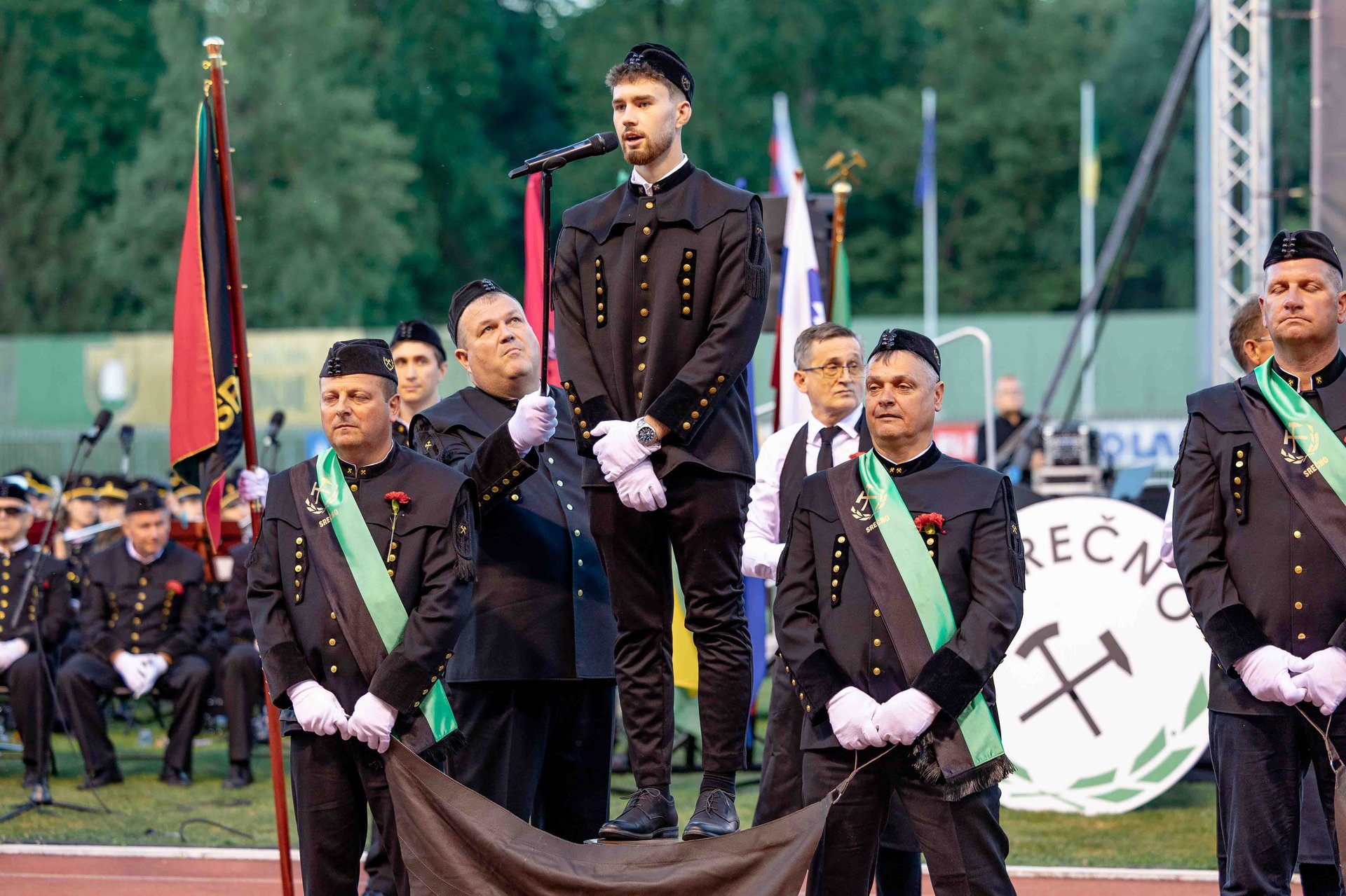 (FOTO) S tradicijo v prihodnost: Na 65. Skoku čez kožo sprejeli 28 novincev